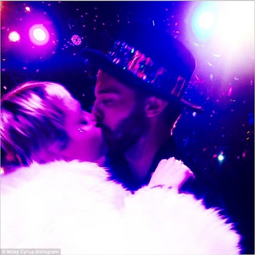 245CE82B00000578-2893595-Kiss_me_quick_Miley_Cyrus_and_her_new_beau_Patrick_Schwarzenegge-a-9_1420136404690