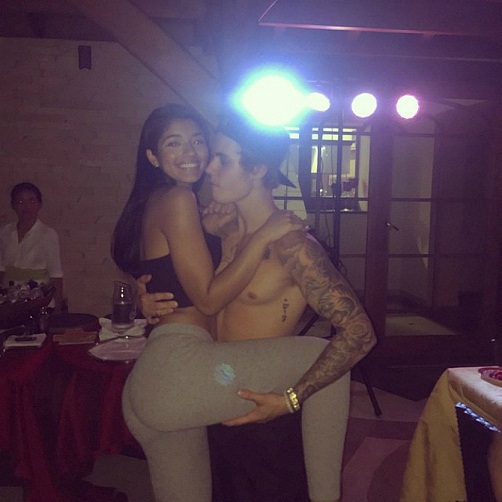 Justin-Bieber-and-Yovanna-Ventura-get-cosy-in-Grenada-during-the-singers-21st-birthday-celebrations