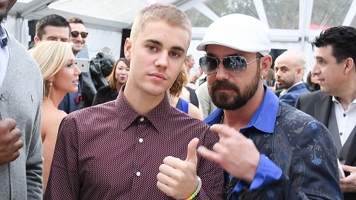 TORONTO, ON - APRIL 30:  Justin Bieber and father Jeremy Bieber attend the Private VIP Art Show and Nyotaimori Celebrating Life Love And Art held at the Private Residence of Dr. Rita Kilislian and Andy Curnew on April 30, 2016 in Toronto, Canada.  (Photo by George Pimentel/WireImage)